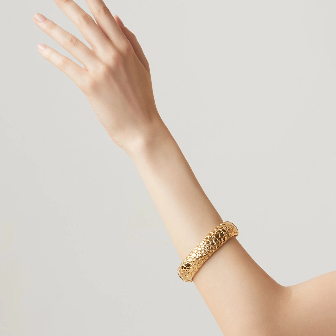 Bangle Croco Grande Oro indossato
