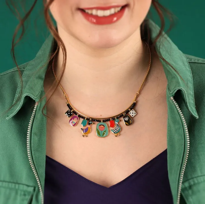 Collana Jeu de l'Oie indossata